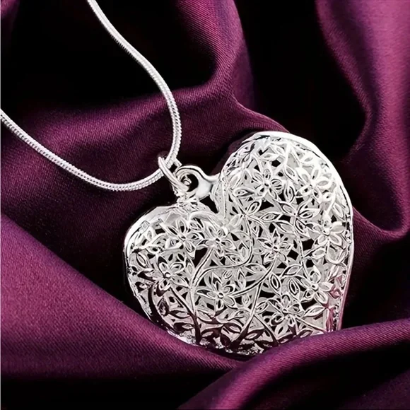 Exquisite 925 Silver Plated Heart Pendant Necklace - NIP - Picture 1 of 7